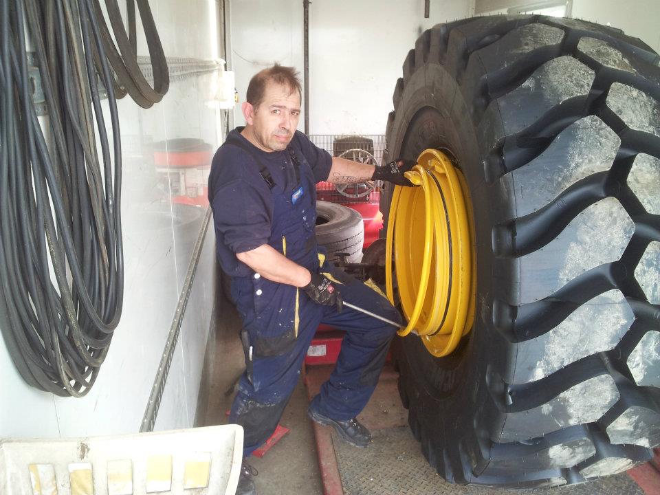 Montage_vor_Ort_EM_Michelin_Reifen_26,5R25